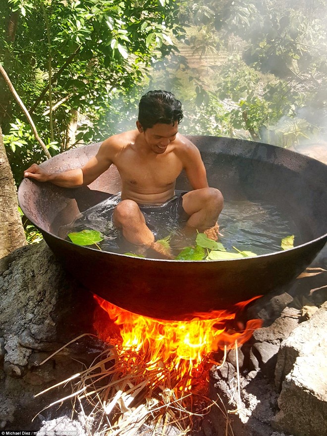 Dịch[-]vụ[-]vào[-]nồi[-]nước[-]đun[-]trên[-]bếp[-]lửa[-]để[-]tắm[-]hút[-]khách